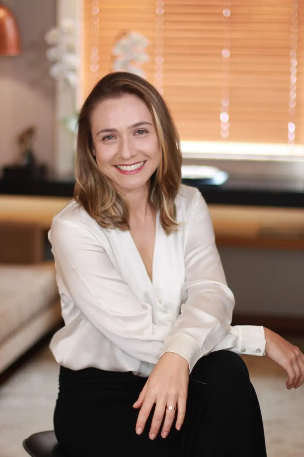 Retrato da Dra. Jacqueline Schneider, cirurgiã-dentista e DSD KOL, no consultório da Well Clinic Odontologia em São Paulo